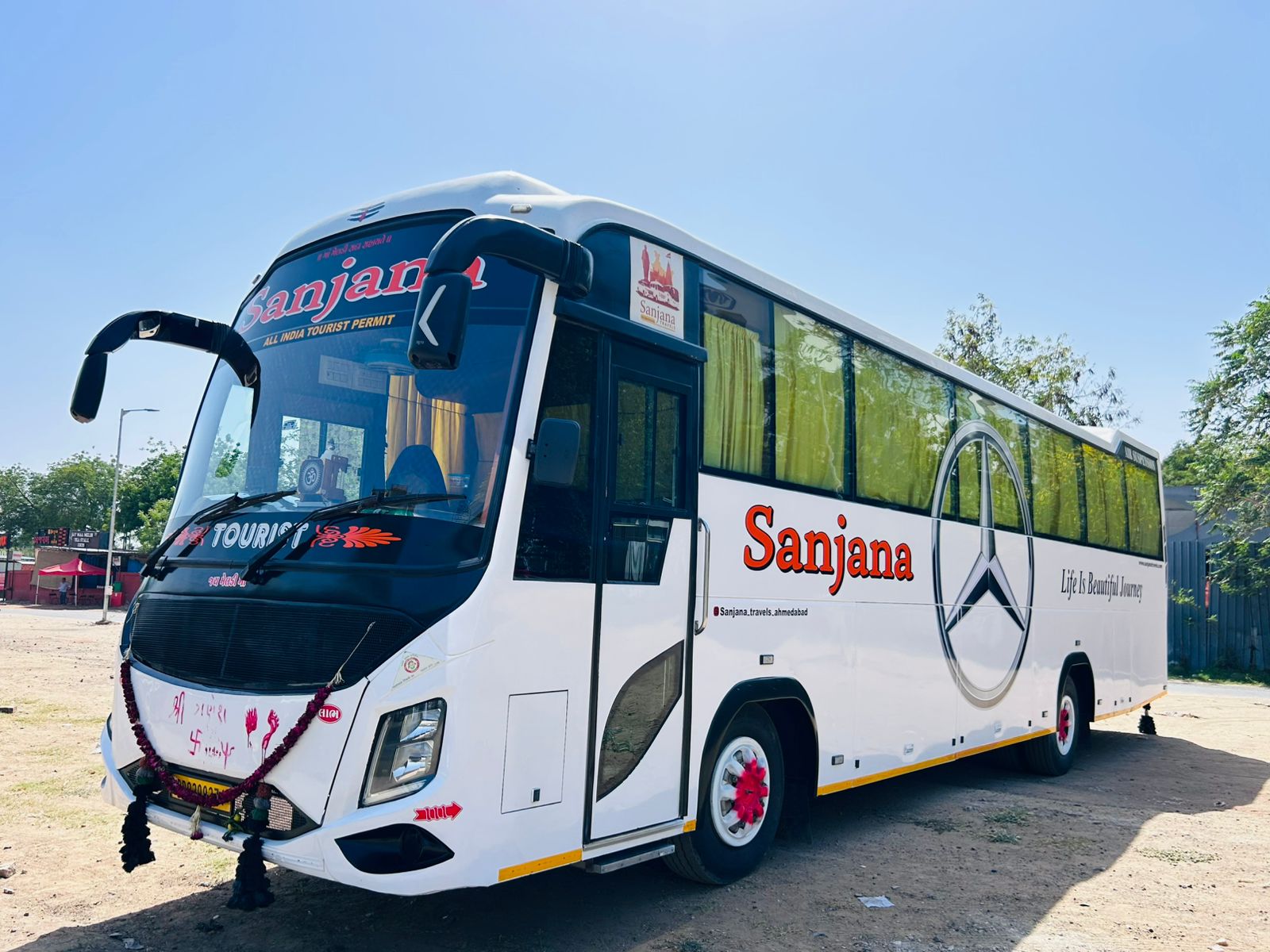 Luxury Bus Premium Class 2x2 49 Seater